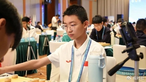 Cậu học sinh 13 tuổi vượt mặt nhà vô địch cờ tướng thế giới Lại Lý Huynh